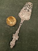 AN EARLY 20th CENTURY 800 CONTINENTAL SILVER SERVER, WITH FRETWORK DETAIL AND HEAVILY EMBOSSED DECOR