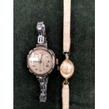 A HALLMARKED SILVER VINTAGE SWISS MANUAL WOULD LADIES WRIST WATCH WITH ENGINE TURNED DECORATED