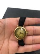 AN 18ct HALLMARKED GOLD WRIST WATCH ON A FABRIC COCKTAIL STRAP. CURRENTLY NOT RUNNING. GROSS