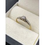 AN ANTIQUE 18ct AND PLAT STAMPED DIAMOND SOLITAIRE RING. THE INSIDE SHANK STAMPED SAUNDERS. FINGER