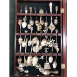 A COLLECTION OF VARIOUS HALLMARKED AND CONTINENTAL SILVER AND WHITE METAL COLLECTORS SPOONS IN A