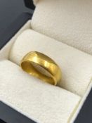 A 22ct HALLMARKED GOLD WEDDING BAND RING. 6mm WIDTH. WEIGHT 5.65grms.