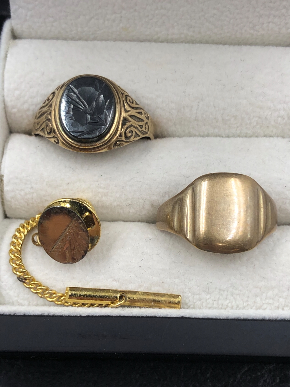 A VINTAGE 9ct HALLMARKED GOLD TROJAN CARVED HEMATITE SIGNET RING, TOGETHER WITH A FURTHER 9ct - Image 2 of 3