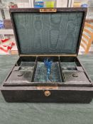 AN EDWARDIAN GREEN LEATHER JEWELLERY BOX WITH HINGED LID ENCLOSING A REMOVABLE TRAY WITH