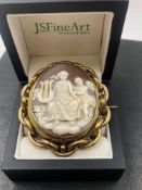 A VICTORIAN CARVED SHELL CAMEO IN A SWIVEL GILT METAL CHAIN LINK BORDERED BROOCH WITH GLAZED