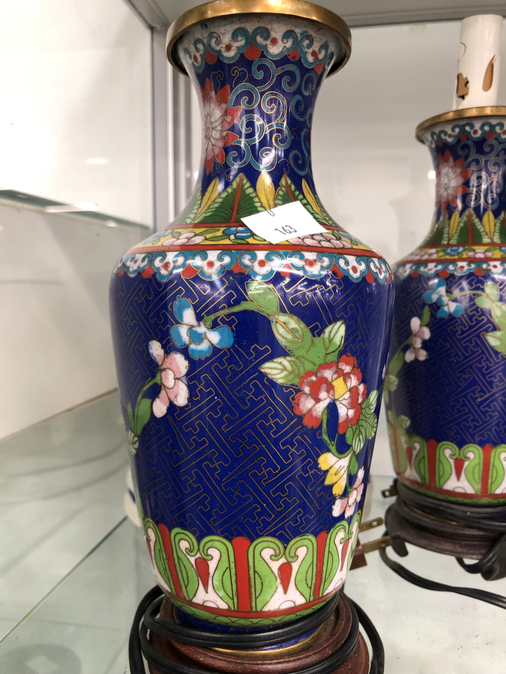 CHINESE CLOISONNE: PAIRS OF VASES, TABLE LAMPS AND CANDLESTICKS TOGETHER WITH TWO SINGLE VASES - Image 32 of 39