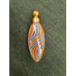 AN EARLY 20th CENTURY VENETIAN HAND-BLOWN GLASS SCENT OR PERFUME BOTTLE WITH SWIRL DESIGN AND