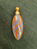 AN EARLY 20th CENTURY VENETIAN HAND-BLOWN GLASS SCENT OR PERFUME BOTTLE WITH SWIRL DESIGN AND