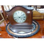 AN EDWARDIAN STRIKING MANTLE CLOCK AND A MIRROR.