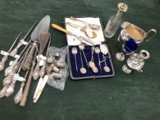 A COLLECTION OF VARIOUS SILVER MOUNTED BUTTON HOOKS ETC, TOGETHER WITH SILVER GILT SPOON, A