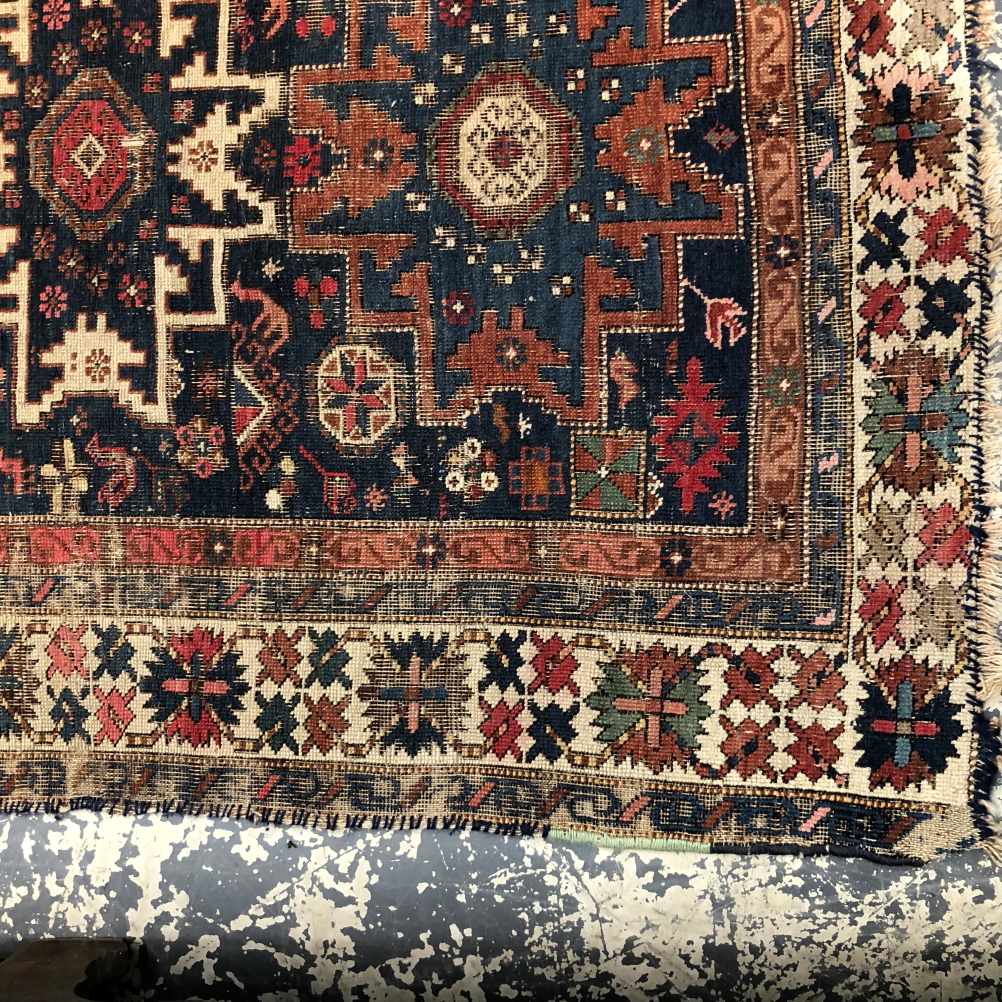 AN ANTIQUE CAUCASIAN RUG 136 x 104 cm - Image 8 of 10