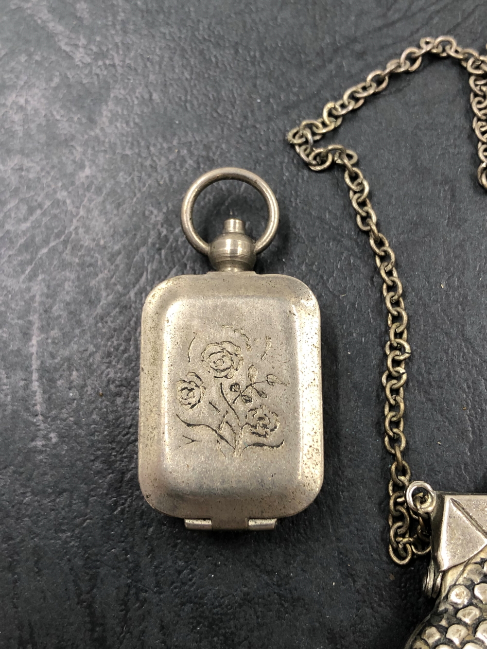 A HALLMARKED SILVER SNUFF BOX WITH SUSPENSION RING, A NICKEL PURSE WITH CHAIN, AND A NICKEL MONOGRAM - Image 2 of 4