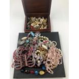 A COLLECTION OF COSTUME JEWELLERY TO INCLUDE VARIOUS VINTAGE CLIP ON EARRINGS, BEADS, BROOCHES, ROSE