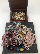 A COLLECTION OF COSTUME JEWELLERY TO INCLUDE VARIOUS VINTAGE CLIP ON EARRINGS, BEADS, BROOCHES, ROSE