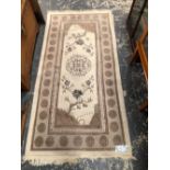 AN ORIENTAL RUG OF CHINESE DESIGN 184 x 92 cm