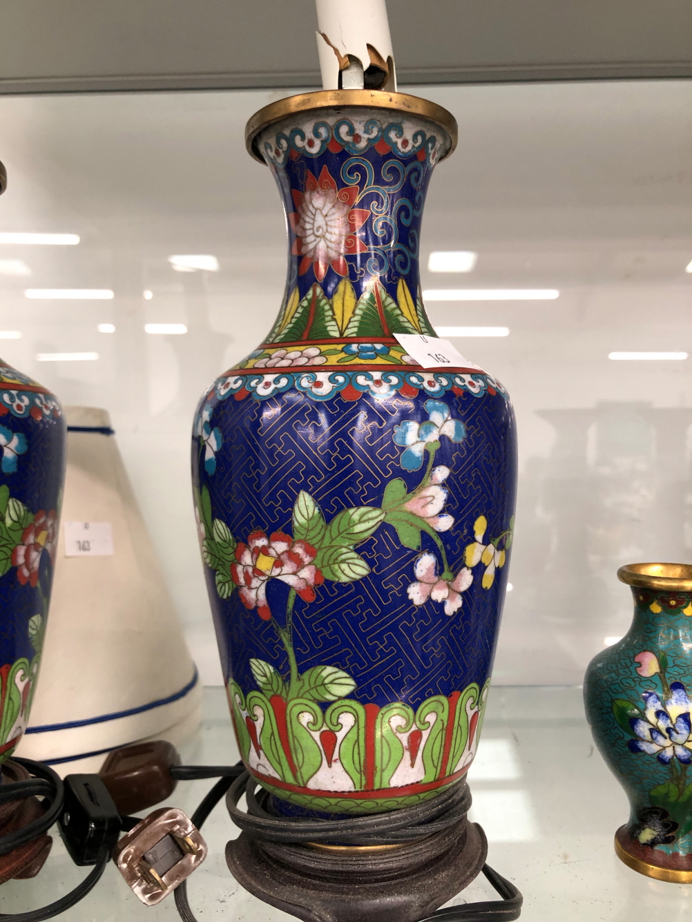 CHINESE CLOISONNE: PAIRS OF VASES, TABLE LAMPS AND CANDLESTICKS TOGETHER WITH TWO SINGLE VASES - Image 38 of 39