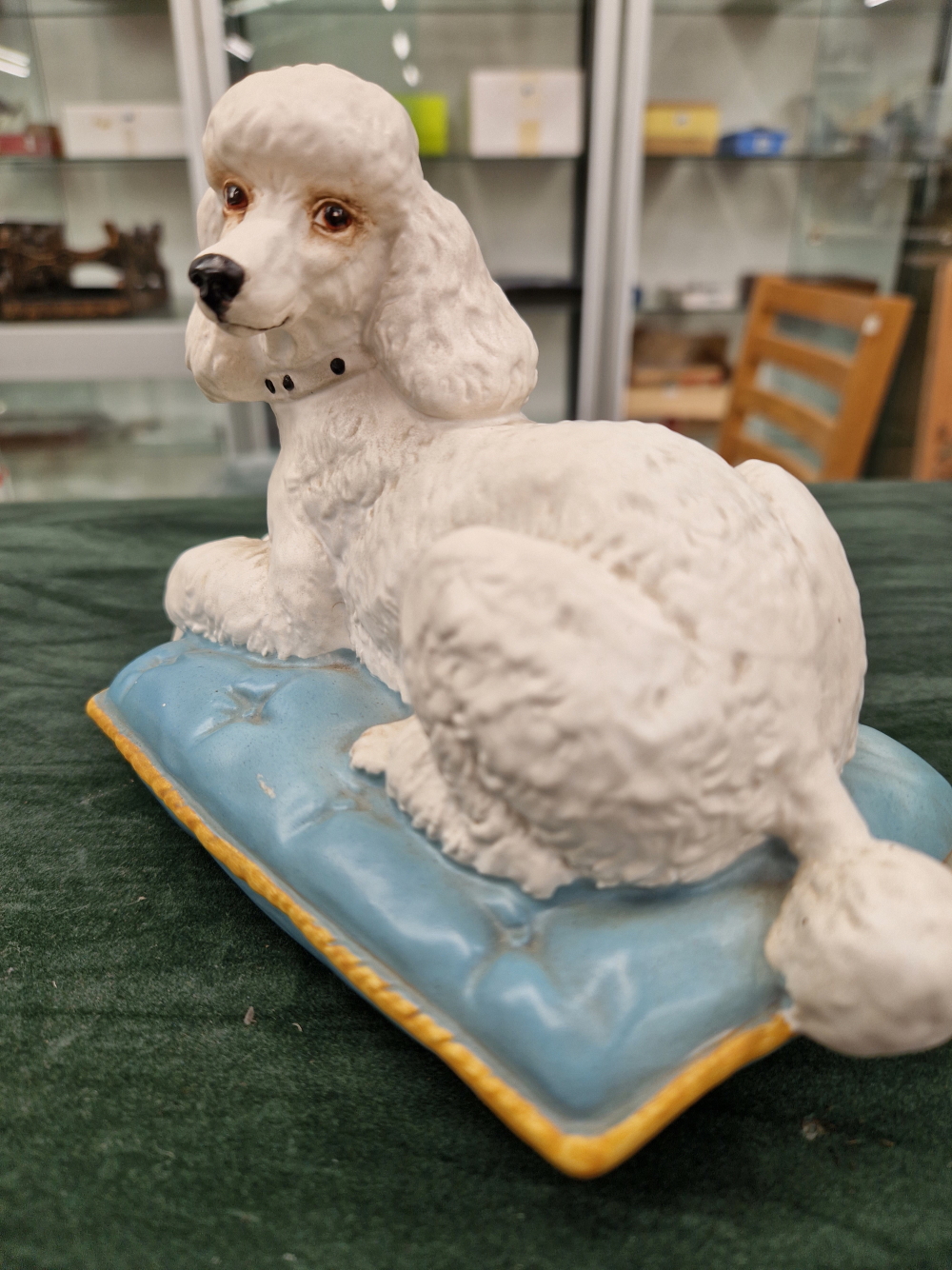 A BESWICK POTTERY WHITE POODLE ON A CUSHION MARKED TO BASE. - Image 6 of 6