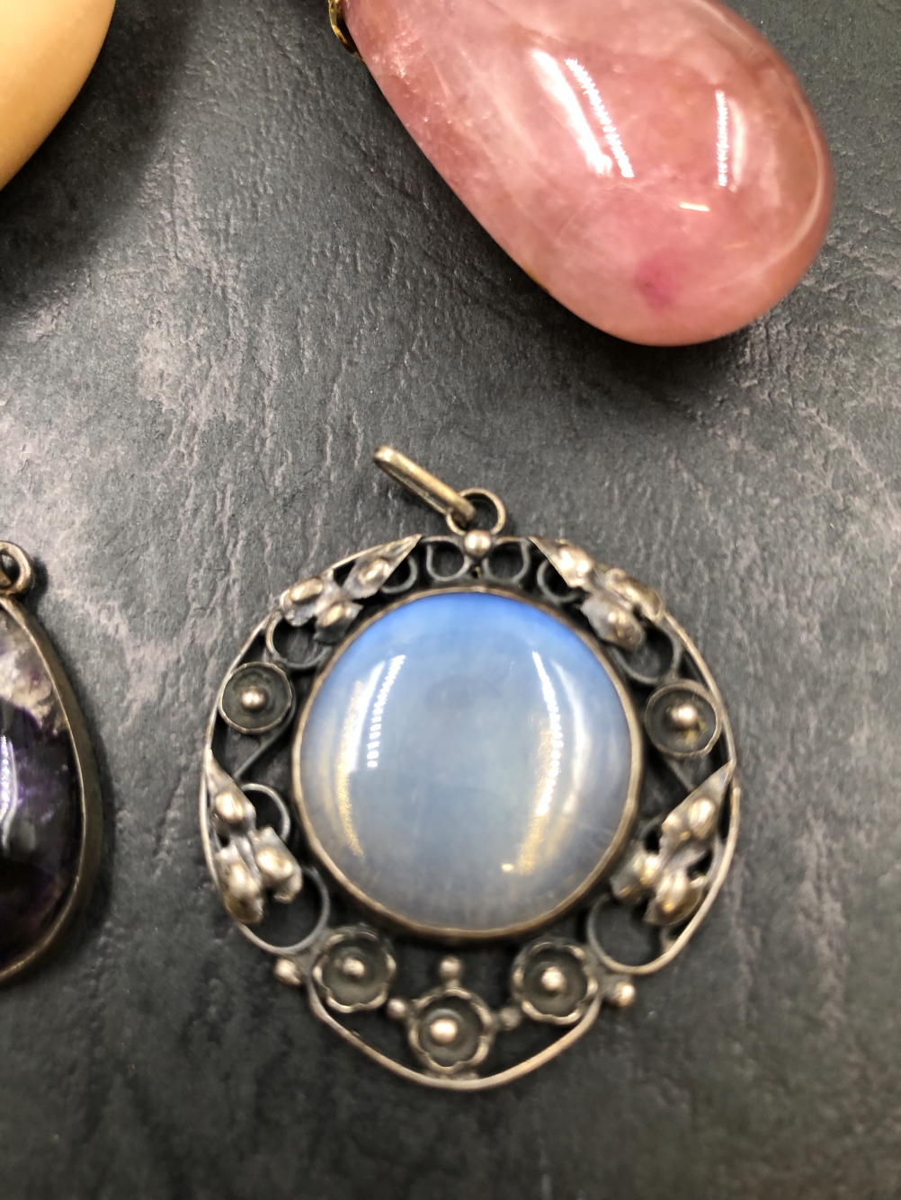 A VINTAGE BLUE JOHN AND SILVER PENDANT, TWO LARGE HARDSTONE PENDANTS AND ONE OTHER SMALLER - Image 3 of 4