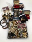 A QUANTITY OF ASSORTED COSTUME JEWELLERY TO INCLUDE EARRINGS, CUFFLINK'S, PEARLS- SOME WITH 9ct GOLD