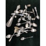 A QUANTITY OF VARIOUS HALLMARKED SILVER AND CONTINENTAL SILVER TEASPOONS, GROSS WEIGHT 189grms,