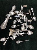 A QUANTITY OF VARIOUS HALLMARKED SILVER AND CONTINENTAL SILVER TEASPOONS, GROSS WEIGHT 189grms,