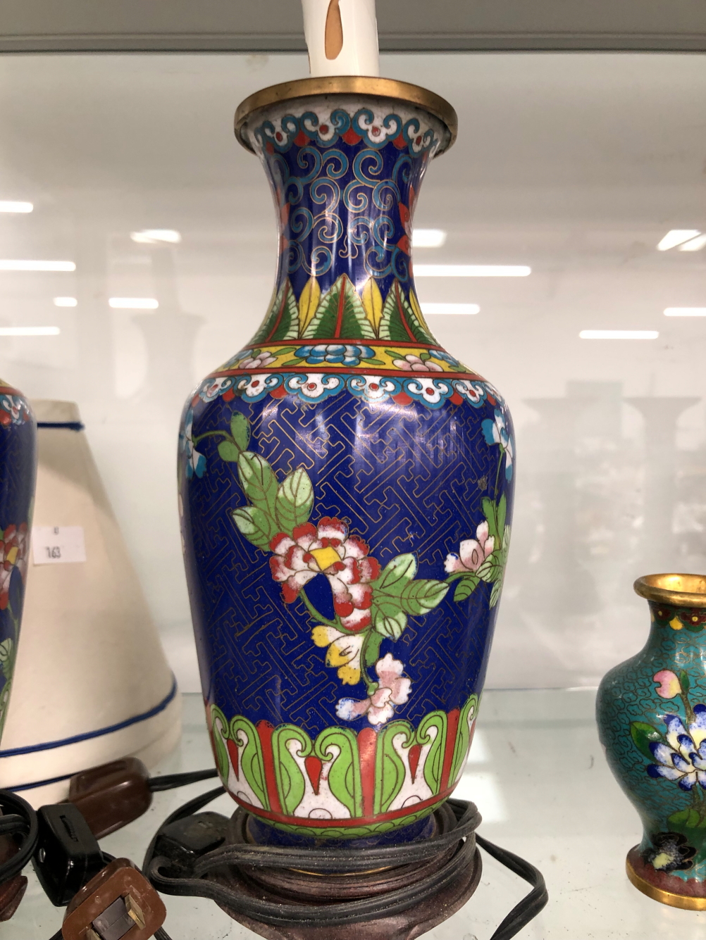 CHINESE CLOISONNE: PAIRS OF VASES, TABLE LAMPS AND CANDLESTICKS TOGETHER WITH TWO SINGLE VASES - Image 39 of 39