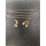 A HALLMARKED 9ct GOLD FOXTAIL CHAIN. LENGTH 48cms, AND A PAIR OF UNHALLMARKED 9ct GOLD DROP