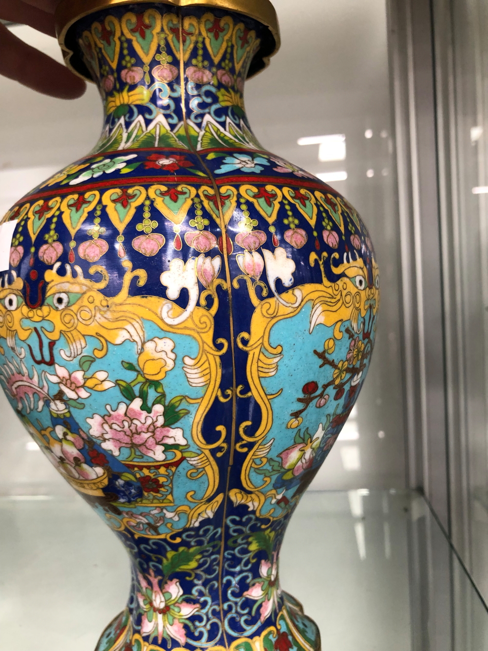 CHINESE CLOISONNE: PAIRS OF VASES, TABLE LAMPS AND CANDLESTICKS TOGETHER WITH TWO SINGLE VASES - Image 25 of 39