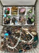 A COLLECTION OF JEWELLERY TO INCLUDE SILVER EARRINGS, VARIOUS OTHER COSTUME EARRINGS, A QUANTITY