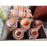 A QUANTITY OF SMALL TERRACOTTA PLANT POTS.