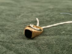 A 9ct GOLD SIGNET RING SET WITH AN ONYX SEAL STONE, LONDON 1975 FRED MANSHAW SIZE...