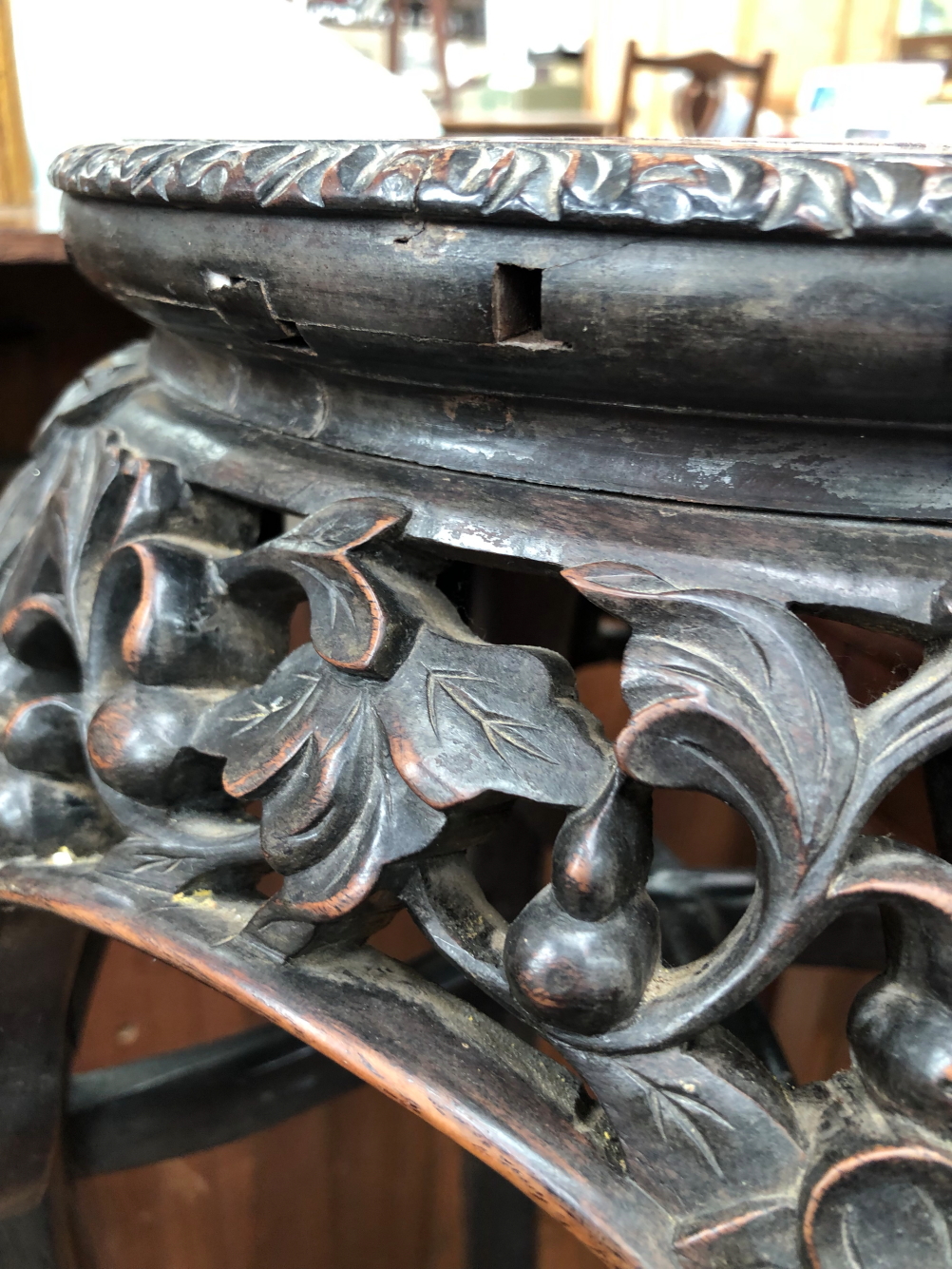 AN ANTIQUE ORIENTAL CARVED URN STAND - Image 4 of 7