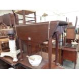 A SMALL ANTIQUE MAHOGANY GATE LEG TABLE.