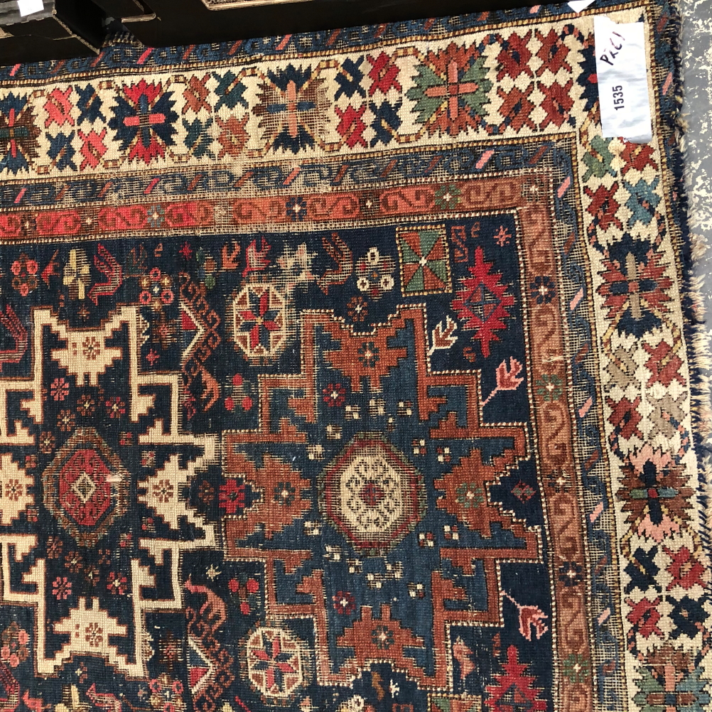 AN ANTIQUE CAUCASIAN RUG 136 x 104 cm - Image 9 of 10