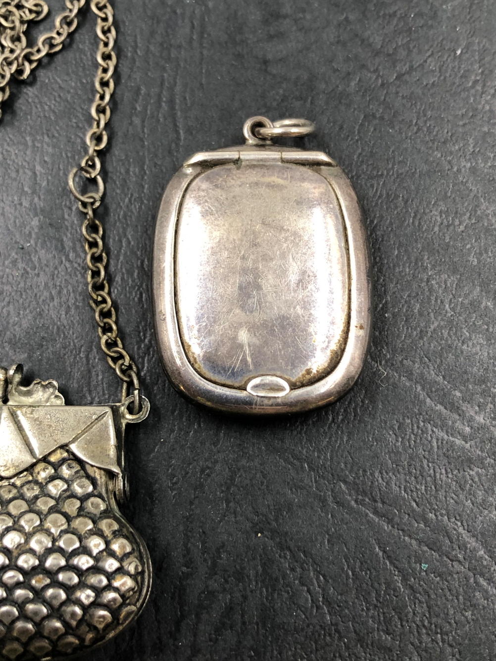 A HALLMARKED SILVER SNUFF BOX WITH SUSPENSION RING, A NICKEL PURSE WITH CHAIN, AND A NICKEL MONOGRAM - Image 4 of 4