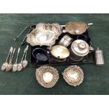 HALLMARKED SILVER ITEMS TO INCLUDE TWO LIDDED MUSTARDS, A SALT CELLAR AND PEPPER THREE PIERCED