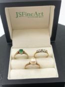 THREE VINTAGE DRESS RINGS TO INCLUDE A 9ct HALLMARKED GREEN GEMSET SOLITAIRE, WEIGHT 1.56grms, A