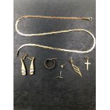 9ct GOLD JEWELLERY TO INCLUDE A THREE COLOUR GOLD WOVEN NECKLACE, A PAIR OF DROP EARRINGS, A SMALL