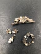 AN ANTIQUE SUITE OF PASTE SET JEWELLERY TO INCLUDE A BROOCH, A PAIR OF EARRINGS AND A PENDANT,