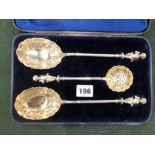 A CASED SET OF MAPPIN AND WEBB SPOONS AND SIFTER.