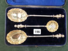 A CASED SET OF MAPPIN AND WEBB SPOONS AND SIFTER.