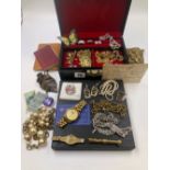 A VINTAGE JEWELLERY BOX AND CONTENTS TO INLCLUDE A GILDED BELCHER CHAIN, A LADIES AND GENTS WRIST