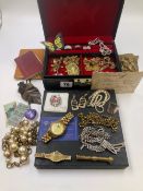 A VINTAGE JEWELLERY BOX AND CONTENTS TO INLCLUDE A GILDED BELCHER CHAIN, A LADIES AND GENTS WRIST