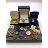 AN ASSORTMENT OF ROLLED GOLD, GOLD PLATED AND GILDED JEWELLERY TOGETHER WITH TWO WEDGWOOD AND SILVER