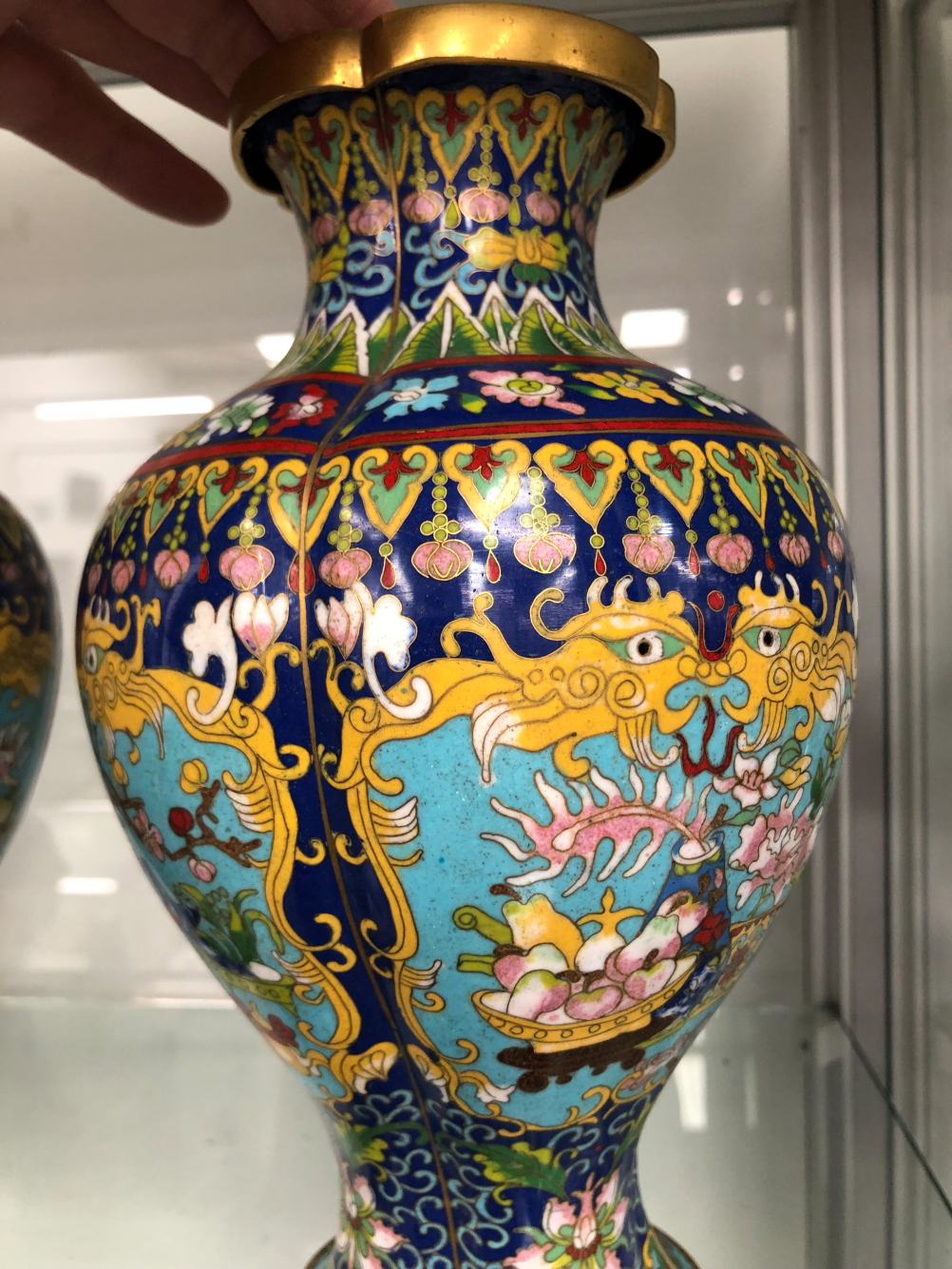CHINESE CLOISONNE: PAIRS OF VASES, TABLE LAMPS AND CANDLESTICKS TOGETHER WITH TWO SINGLE VASES - Image 26 of 39