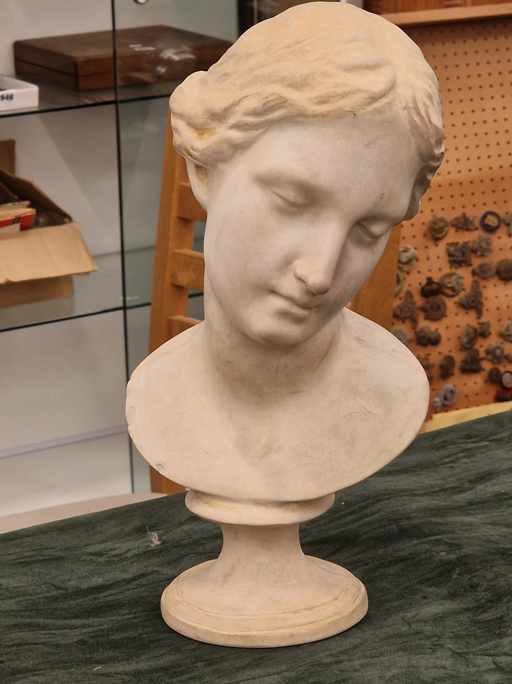 AN ANTIQUE PLASTER LIBRARY BUST OF A CLASSICAL FEMALE WITH HEAD TILTED ON A RAISED SOCLE BAS - Image 2 of 4