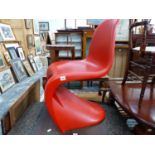 A RETRO VERNER PANTON DESIGN PLASTIC SIDE CHAIR.