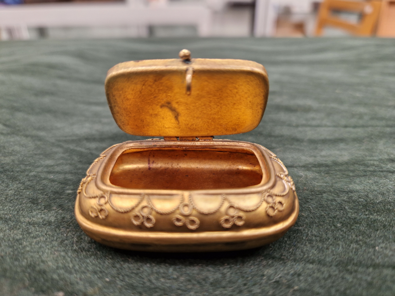 A 19th CENTURY ITALIAN GILT BOX WITH GLASS MICRO MASAIC DECORATED TO THE LID - Image 3 of 4