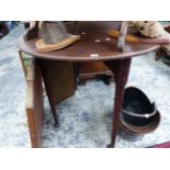 A GEORGIAN MAHOGANY GATE LEG SUPPER TABLE.