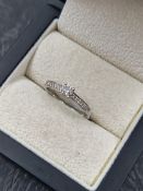 AN 18ct WHITE GOLD HALLMARKED DIAMOND SOLITAIRE RING WITH DIAMOND SHOULDERS. TOTAL DIAMOND WEIGHT